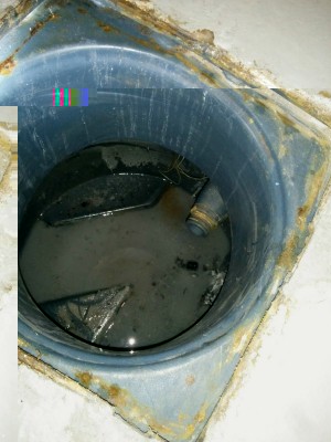 Pumpenschacht mit Abflussrohr